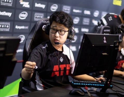 校园恋情揭秘：瓦学弟与Go学长的爱情故事